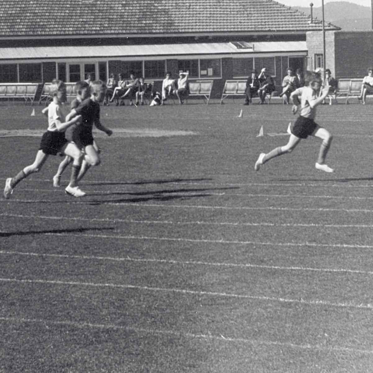 R Bingham wins U11 100yds with former Sub-Primary block (now Middle School) behind, 1960. Source: The Hutchins School Archives and Heritage Collection.